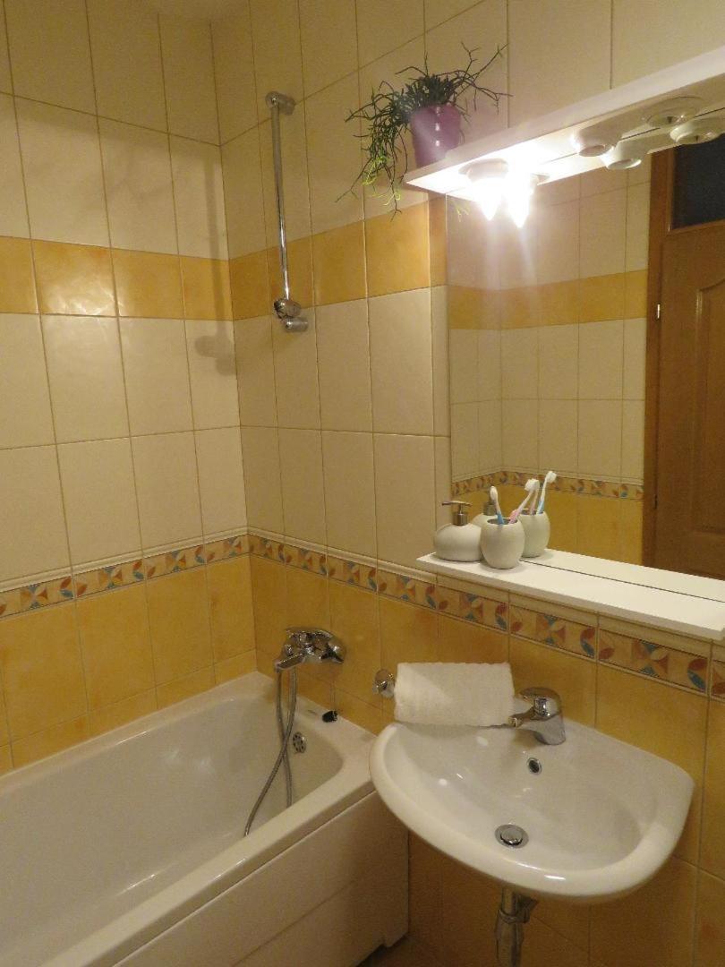 Winter Iris Apartment คูเปรส ภายนอก รูปภาพ