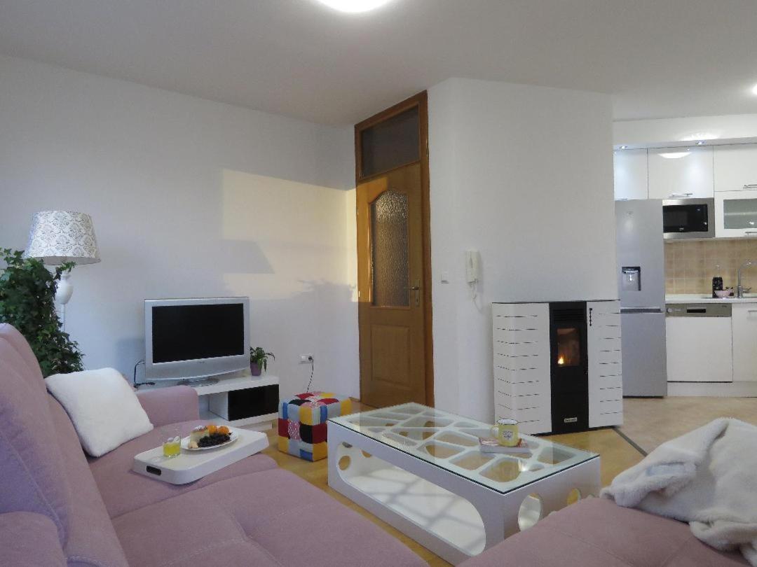 Winter Iris Apartment คูเปรส ภายนอก รูปภาพ